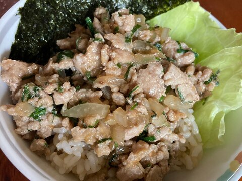 春野菜《新玉ねぎとニラ入り肉丼》